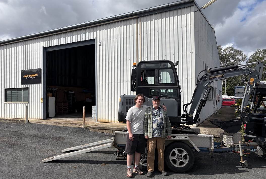 Mark and Troy picking up their JHM30 from the Jay-Hawk Diggers yard