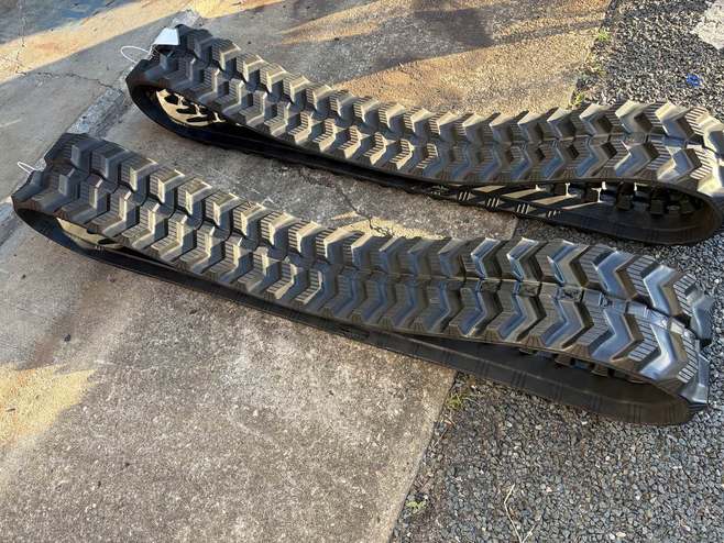 230 x 72 x 45 rubber excavator tracks, pair, brand new